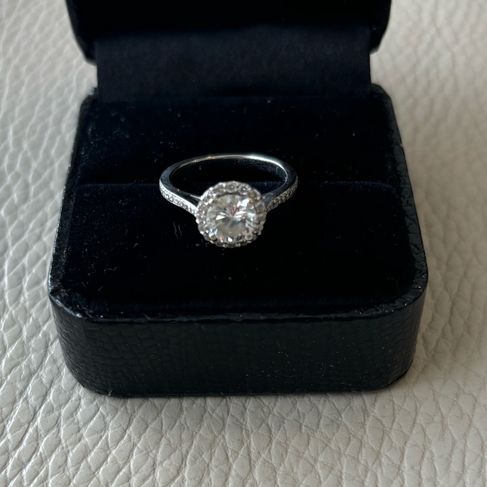 18k white gold halo Diamond ring with 0.85 carat / 0.25 carat in setting size 4